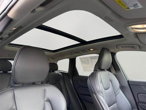 2023 Volvo XC60 B5 Ultimate Bright Theme