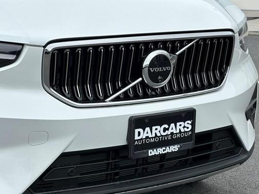 2025 Volvo XC40 B5 Ultra Bright Theme