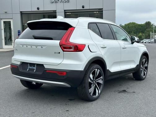 2025 Volvo XC40 B5 Ultra Bright Theme