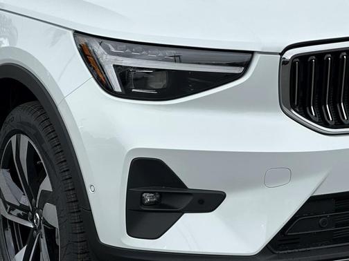 2025 Volvo XC40 B5 Ultra Bright Theme