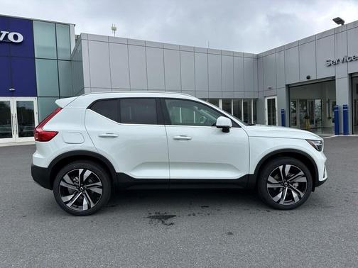 2025 Volvo XC40 B5 Ultra Bright Theme