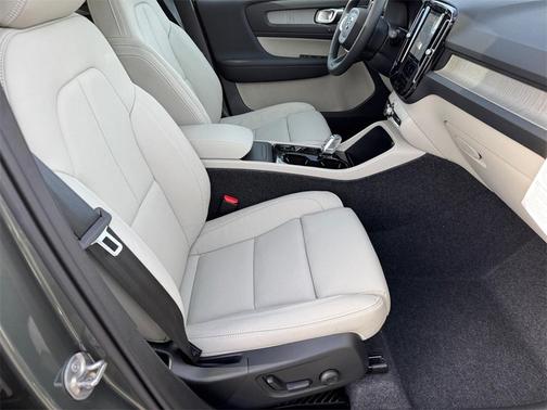 2026 Volvo XC40 B5 Ultra