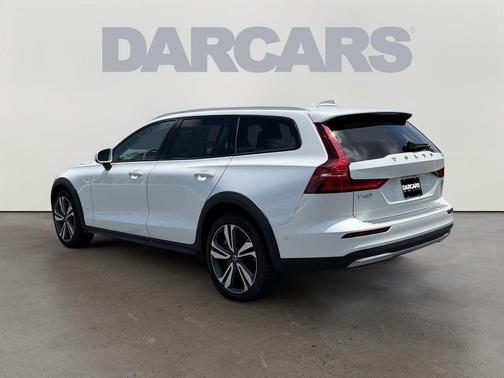 Crystal White 2023 Volvo V60 Cross Country B5 Plus