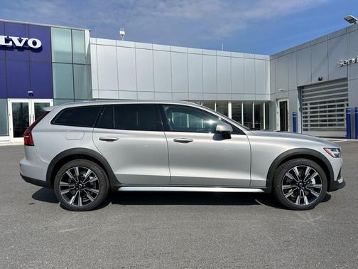 2025 Volvo V60 Cross Country B5 Ultra