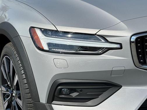 2025 Volvo V60 Cross Country B5 Ultra