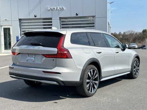 2025 Volvo V60 Cross Country B5 Ultra