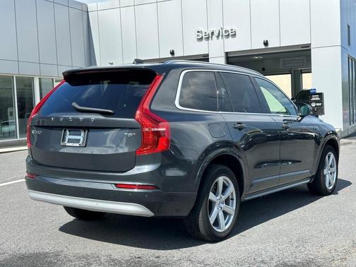 2022 Volvo XC90 T5 Momentum 7 Passenger