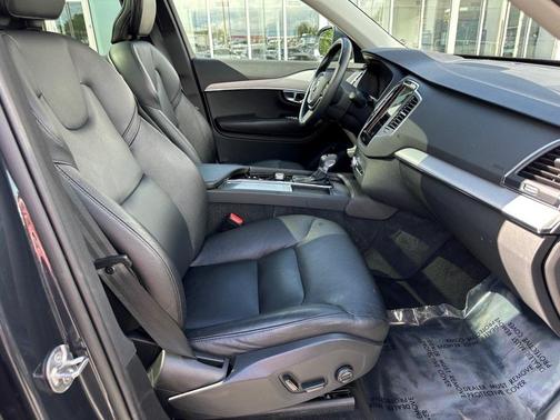 2022 Volvo XC90 T5 Momentum 7 Passenger