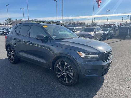 2022 Volvo XC40 T5 R-Design