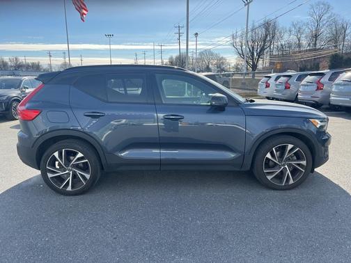2022 Volvo XC40 T5 R-Design