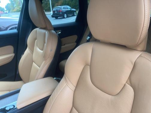 2022 Volvo XC60 B6 Inscription