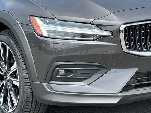 2025 Volvo V60 Cross Country B5 Ultra