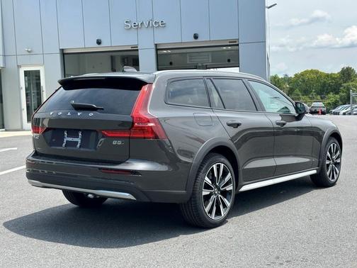 2025 Volvo V60 Cross Country B5 Ultra