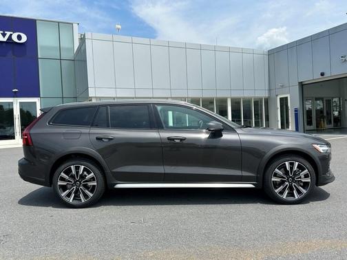 2025 Volvo V60 Cross Country B5 Ultra