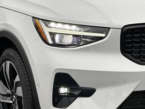2025 Volvo XC40 B5 Plus Dark Theme