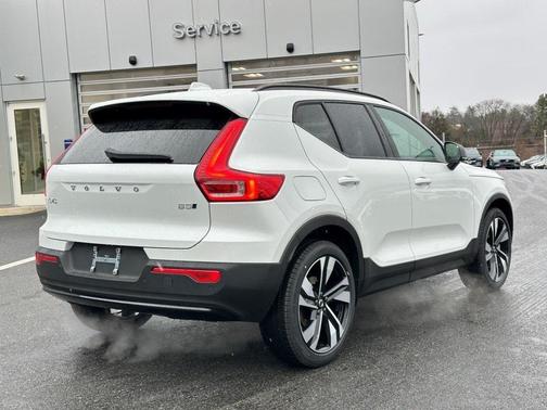 2025 Volvo XC40 B5 Plus Dark Theme