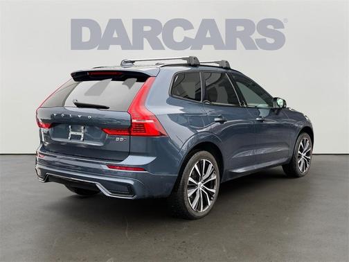 2023 Volvo XC60 B5 Ultimate Dark Theme