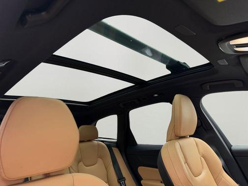 2023 Volvo XC60 B5 Ultimate Dark Theme