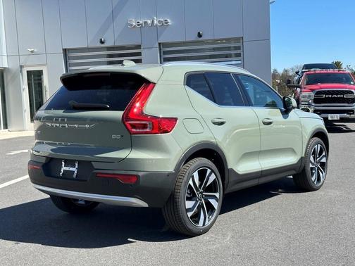 2025 Volvo XC40 B5 Ultra Bright Theme
