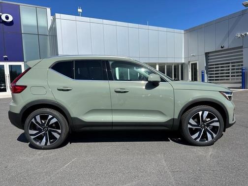 2025 Volvo XC40 B5 Ultra Bright Theme