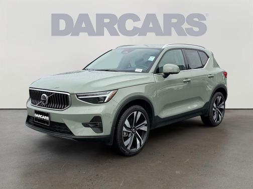 2025 Volvo XC40 B5 Ultra Bright Theme