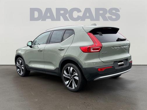 2025 Volvo XC40 B5 Ultra Bright Theme