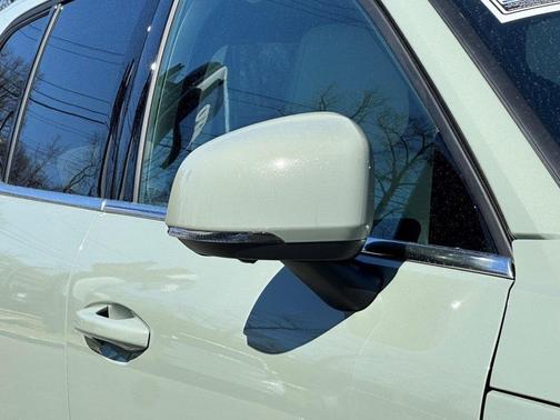 2025 Volvo XC40 B5 Ultra Bright Theme