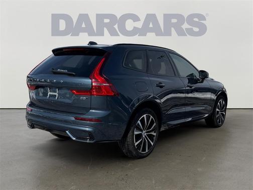 2024 Volvo XC60 B5 Ultimate Dark Theme