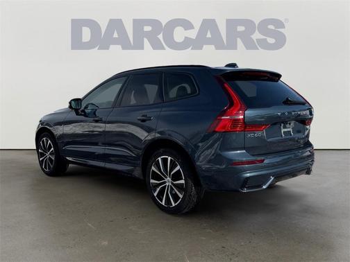 2024 Volvo XC60 B5 Ultimate Dark Theme