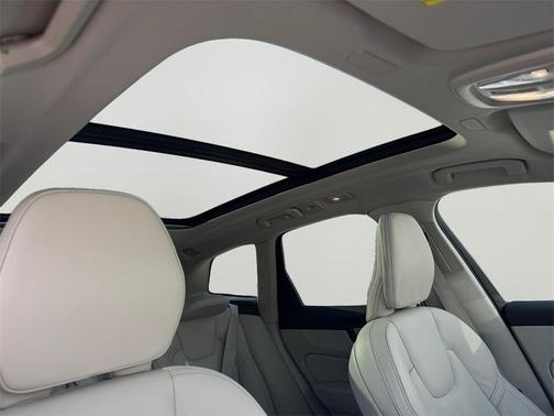 2024 Volvo XC60 B5 Ultimate Dark Theme