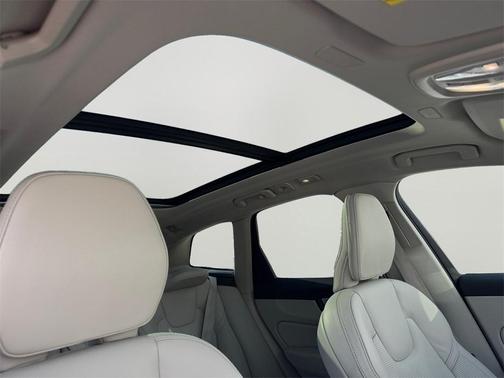 2024 Volvo XC60 B5 Ultimate Dark Theme