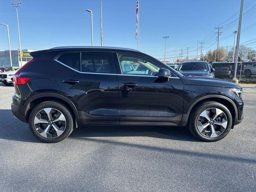 Onyx Black Metallic 2023 Volvo XC40 B5 Plus Bright Theme