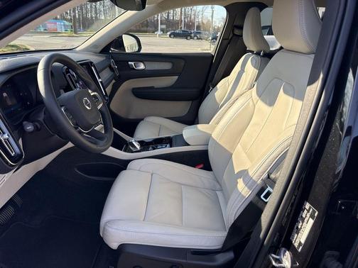 Onyx Black Metallic 2023 Volvo XC40 B5 Plus Bright Theme