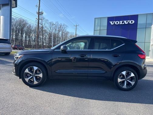 Onyx Black Metallic 2023 Volvo XC40 B5 Plus Bright Theme