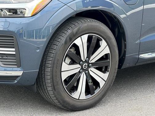 2023 Volvo XC60 Recharge Plug-In Hybrid T8 Plus Bright Theme
