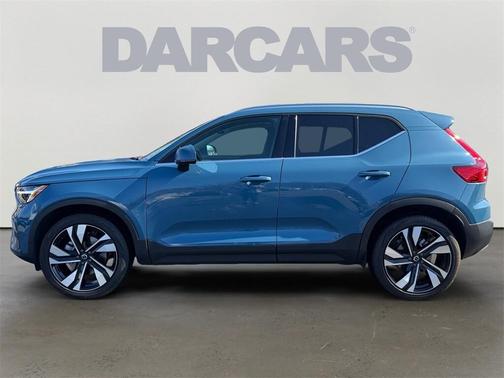 2025 Volvo XC40 B5 Ultra Bright Theme