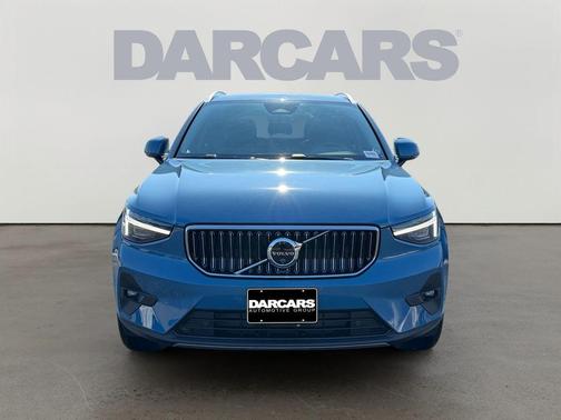 2025 Volvo XC40 B5 Ultra Bright Theme