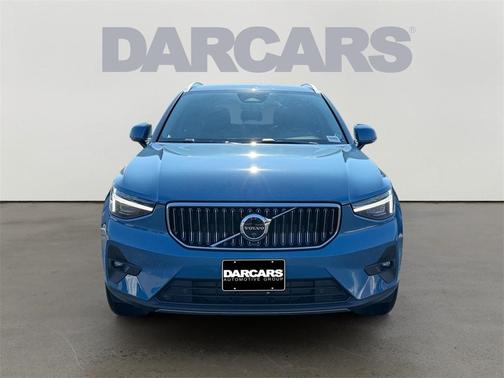 2025 Volvo XC40 B5 Ultra Bright Theme