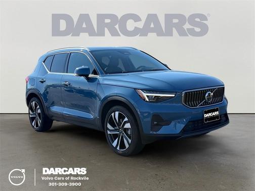 2025 Volvo XC40 B5 Ultra Bright Theme