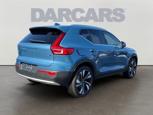 2025 Volvo XC40 B5 Ultra Bright Theme