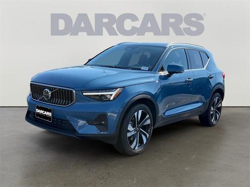 2025 Volvo XC40 B5 Ultra Bright Theme