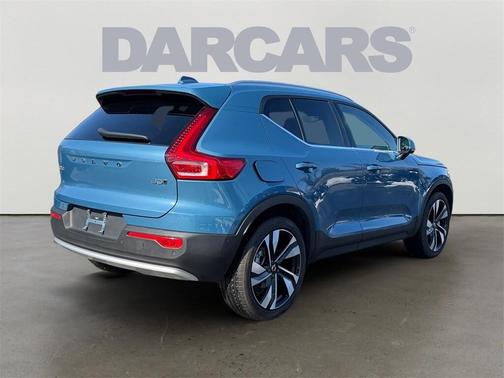 2025 Volvo XC40 B5 Ultra Bright Theme