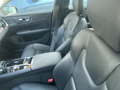 2024 Volvo S60 Recharge Plug-In Hybrid T8 Plus Dark Theme