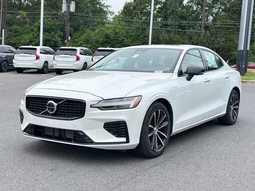2024 Volvo S60 Recharge Plug-In Hybrid T8 Plus Dark Theme