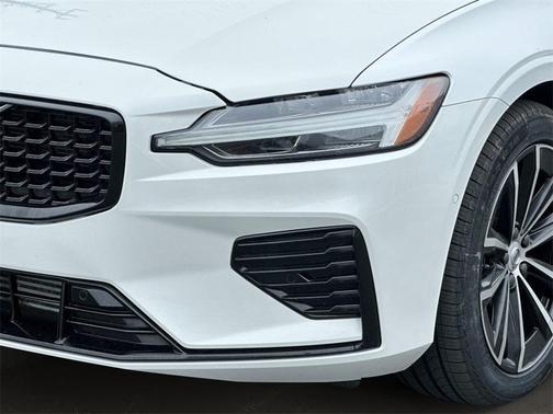 2024 Volvo S60 Recharge Plug-In Hybrid T8 Plus Dark Theme