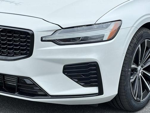 2024 Volvo S60 Recharge Plug-In Hybrid T8 Plus Dark Theme