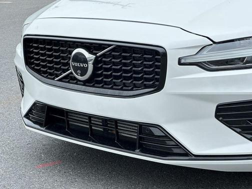 2024 Volvo S60 Recharge Plug-In Hybrid T8 Plus Dark Theme