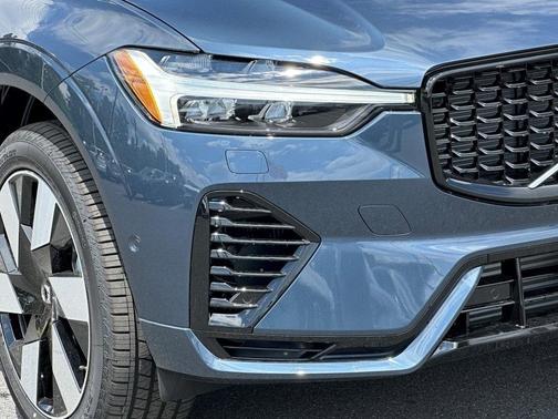 2025 Volvo XC60 Plug-In Hybrid T8 Plus