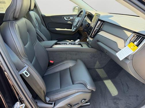 Onyx Black Metallic 2026 Volvo XC60 B5 Ultra