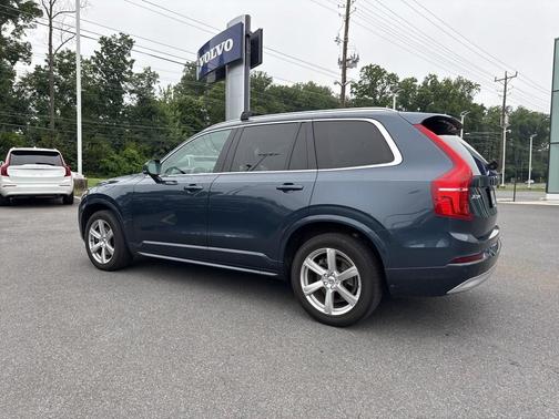 2022 Volvo XC90 T5 Momentum 7 Passenger